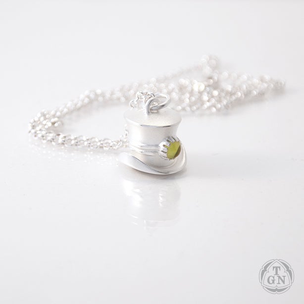 Juhani Ananin: The Toppest Hat (riipus peridootilla)