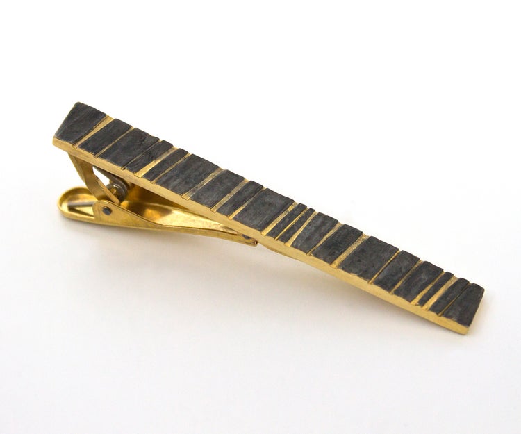 Tommi Salonen / SAVU design - Kelo (Krawattenklammer, vergoldet)