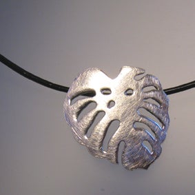 Peikonlehti-riipus (hopea ja nahka)